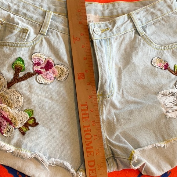 ETWO Jean Shorts with Pink Embroidered Flowers Size L, Preowned - Picture 7 of 13